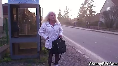 プラスを知っている女の子がクボクシングのニワトリでレギンス駅 女の子 の 無料 av